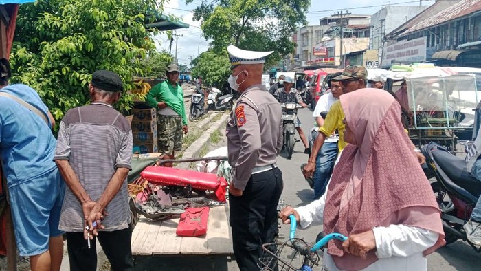 Mesin Mati, Pengemudi Bentor Tewas Tersambar Kereta&nbsp;Api