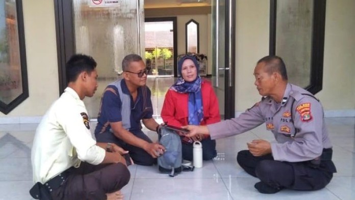 Anggota Polisi Kembalikan Tas Hilang Berisi Uang Rp100 Juta ke&nbsp;Pemiliknya