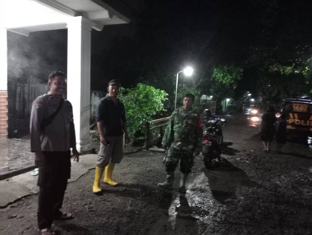 Sigap, Kapolres Nganjuk Terjunkan Bhababinkamtibmas Bantu Warga Terdampak Luapan Sungai Jurang&nbsp;Dandang