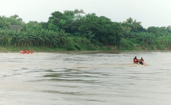 Perahu Penambang Pasir Tenggelam di Bengawan Solo Bojonegoro, 1 Hilang-3&nbsp;Selamat