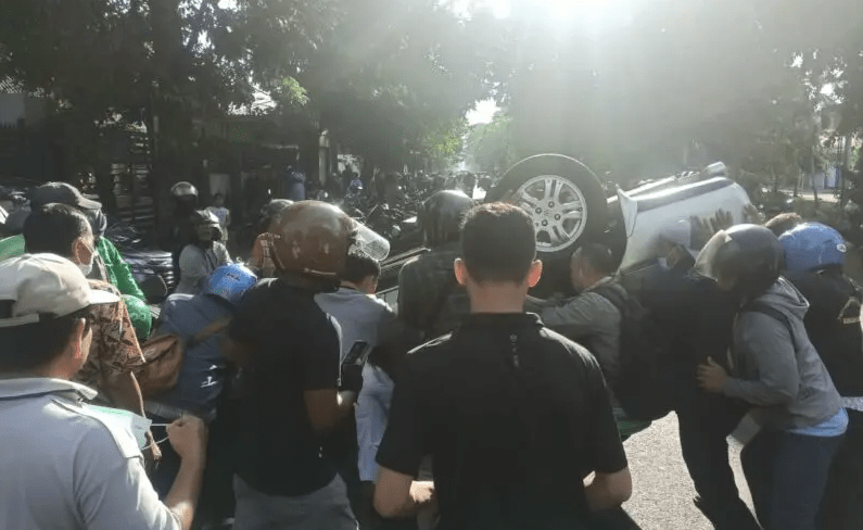Toyota Soluna Tabrak Pohon di Jemursari Surabaya, Driver Lansia&nbsp;Terluka