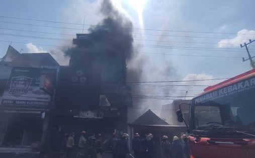Toko Cat Sinar Jaya di Krian Sidoarjo Dilahap Si Jago Merah