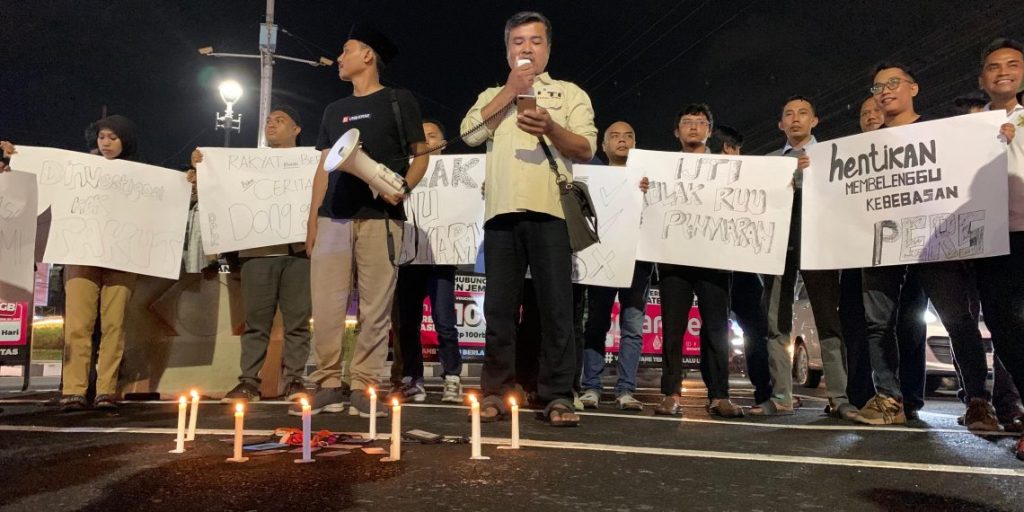 Puluhan Wartawan Demo Tolak RUU Penyiaran di Depan DPRD Jember