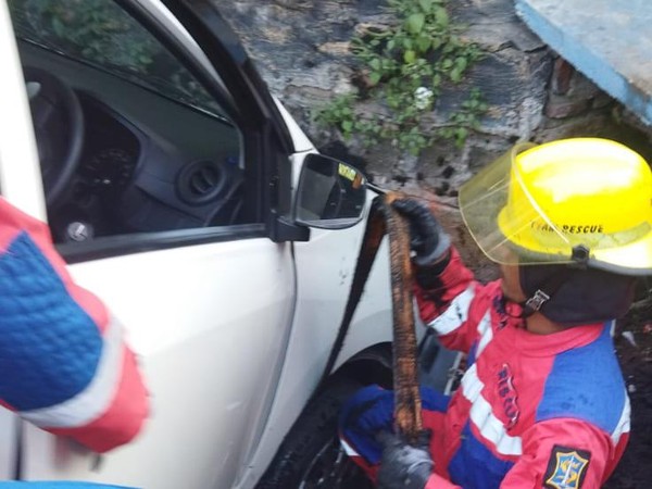 Daihatsu Ayla Masuk Parit di Jalan Jetis Kulon Surabaya