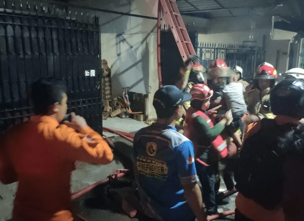 Rumah Tempat Usaha di Kedung Cowek Kebakaran, 2 Orang Sempat Terjebak