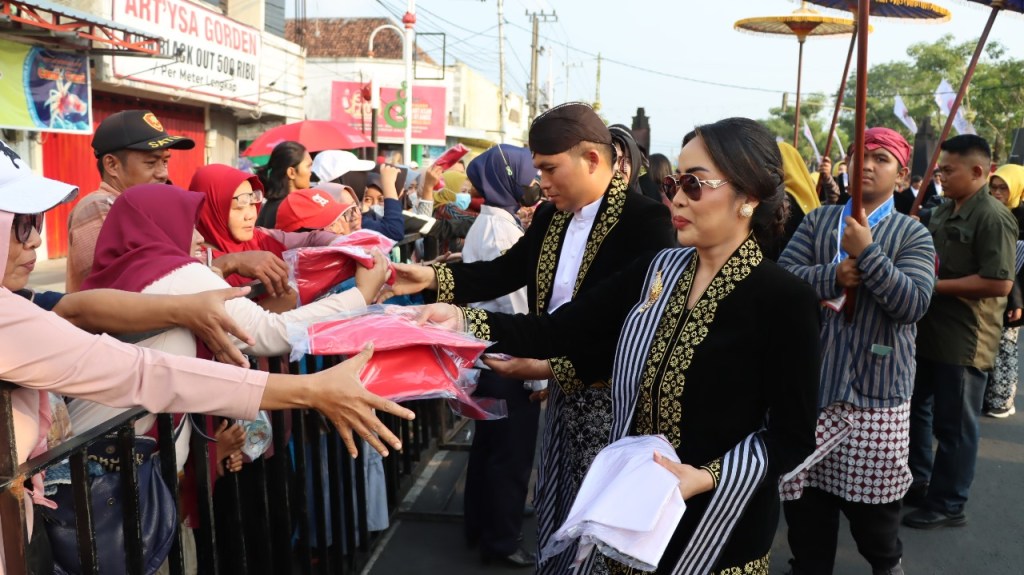Kapolres Nganjuk Didampingi Ibu Anggun Muhammad Antusias mengikuti rangkaian Acara Boyong Noto Projo Kabupaten Nganjuk ke-144