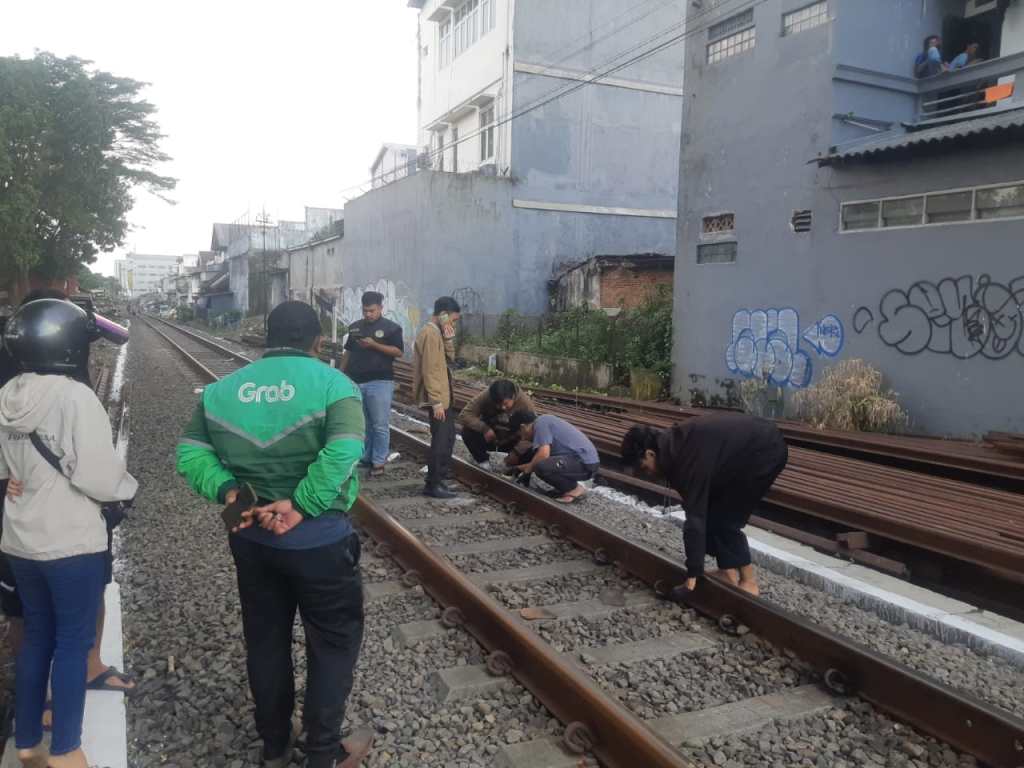 Pria Berjaket Ojol Tewas Terlindas KA Panataran di Kota&nbsp;Malang