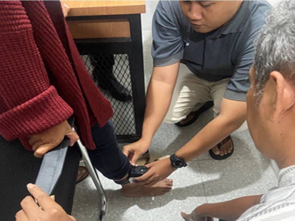 Kejari Jember Pasang Alat Deteksi ke 2 tersangka Tahanan Kota