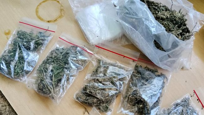 Kena Tilang, 2 Pemotor Tidak Pakai Helm di Surabaya Ternyata Bawa&nbsp;Ganja