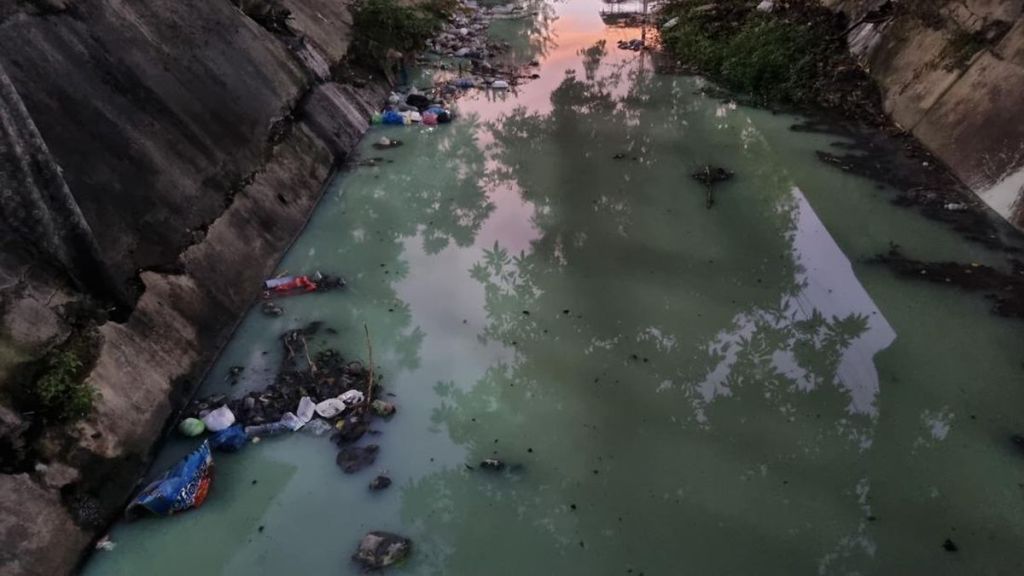 Geger, Warna Air Sungai di Jalan Simo Surabaya berubah&nbsp;Hijau