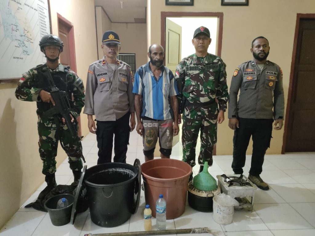 Polsek Asgon dan Satgas Yonif 125 Sim’bisa Razia Pabrik Miras Lokal di Distrik&nbsp;Assue