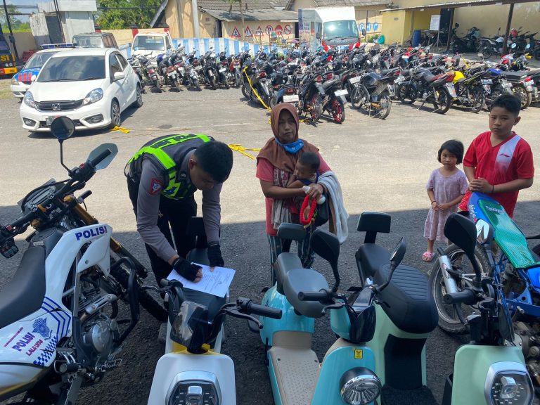 TRC Satlantas Polres Bangkalan Tertibkan Penggunaan Sepeda Listrik di Jalan Raya