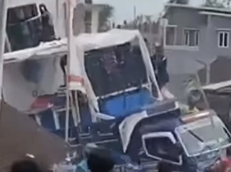 Diduga Kelebihan Muatan, Truk Sound System Terperosok