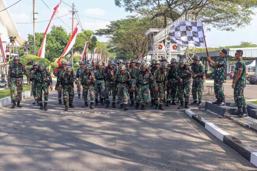 Atlet Binsat Yontankfib 2 Marinir Laksanakan Cross Country Taklukan Bukit Bantolo Karangpilang