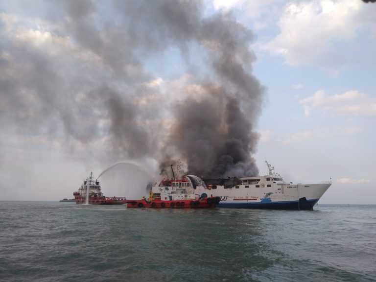 Kebakaran Kapal KM KIRANA I di Perairan Semarang, Ditpolairud Polda Jateng bersinergi Berhasil Evakuasi 52 Kru Kapal