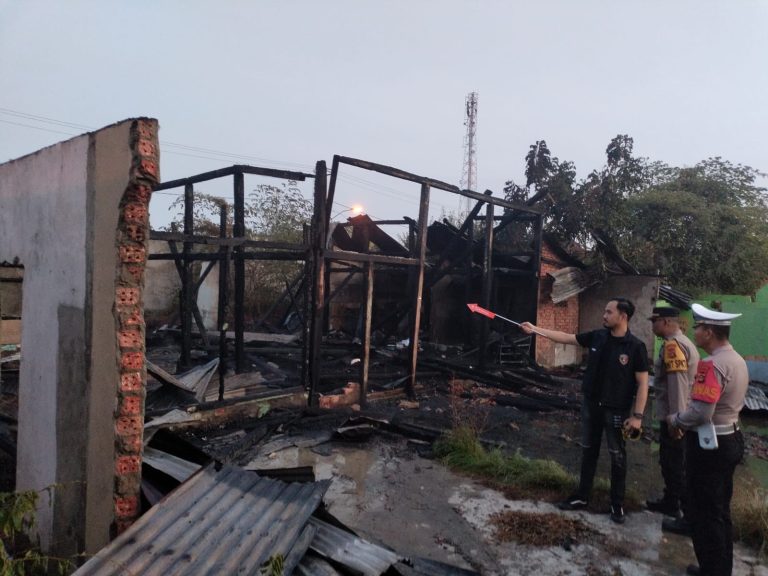 Gudang Kayu di Samping Pasar Modern Plaju Palembang Kebakaran Hebat
