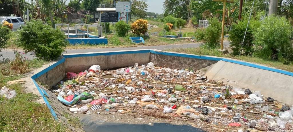 SAMPAH DIBIARKAN MENUMPUK DINAS PENGAIRAN TUTUP&nbsp;MATA
