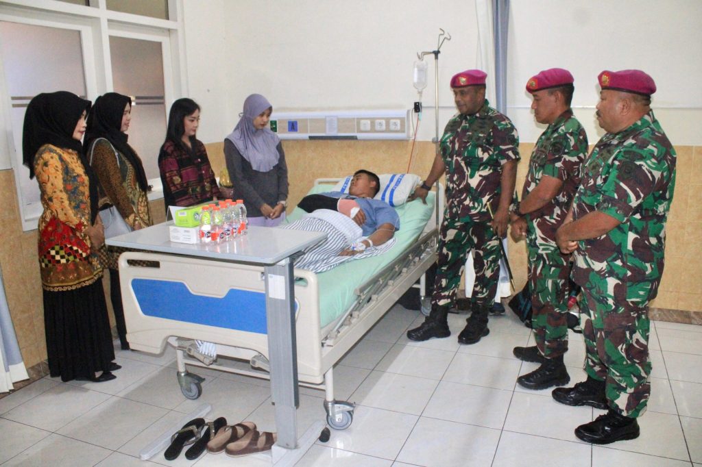 Wujud Kepedulian dan Perhatian, Komandan Beserta Perwira Yontankfib 2 Marinir Kunjungi Prajurit Sakit