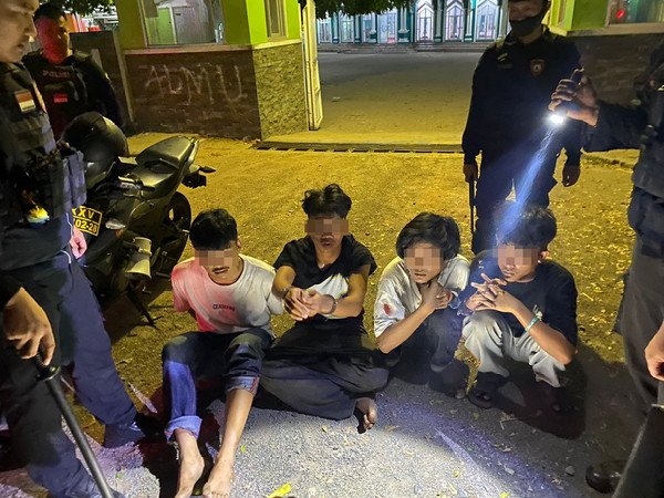 Bubarkan Aksi Tawuran, Polisi di Bandar Lampung Amankan 4 Remaja Berikut 4 buah&nbsp;Sajam
