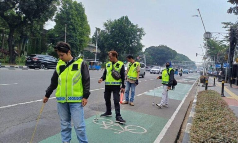 Ditlantas PMJ Lakukan Penyisiran Ranjau Paku, Amankan Perjalanan Pemimpin Gereja Katolik&nbsp;Dunia