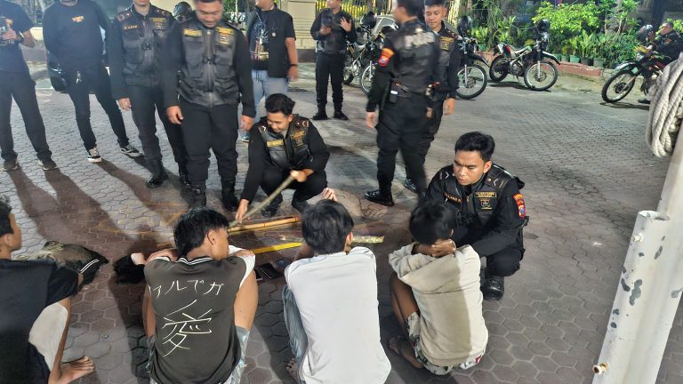 Polisi dan Warga Amankan Lima Orang Anggota Gengster di Pasar Kembang&nbsp;Surabaya
