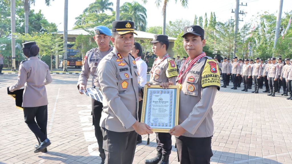 Kapolres Nganjuk Beri Penghargaan 3 Anggota Polsek yang Sigap Membantu Ungkap&nbsp;Kasus