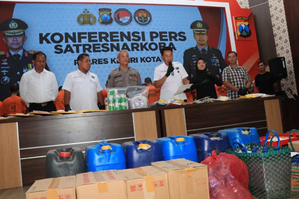 Polres Kediri Kota Amankan Tersangka Jual Miras Oplosan Es Moni yang Viral di&nbsp;Medsos